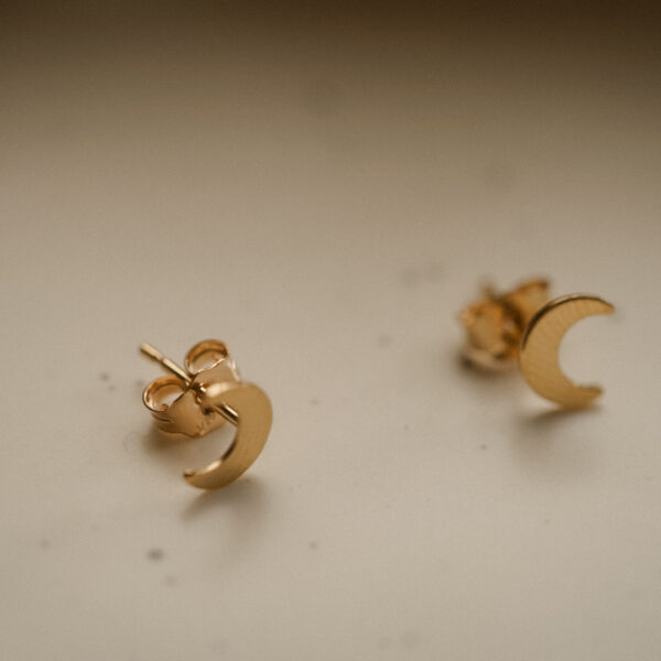Moon stud